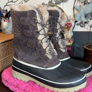 NWOT Khombu Nina Waterproof Winter Snow Boots Size 10. These mid-calf boots a